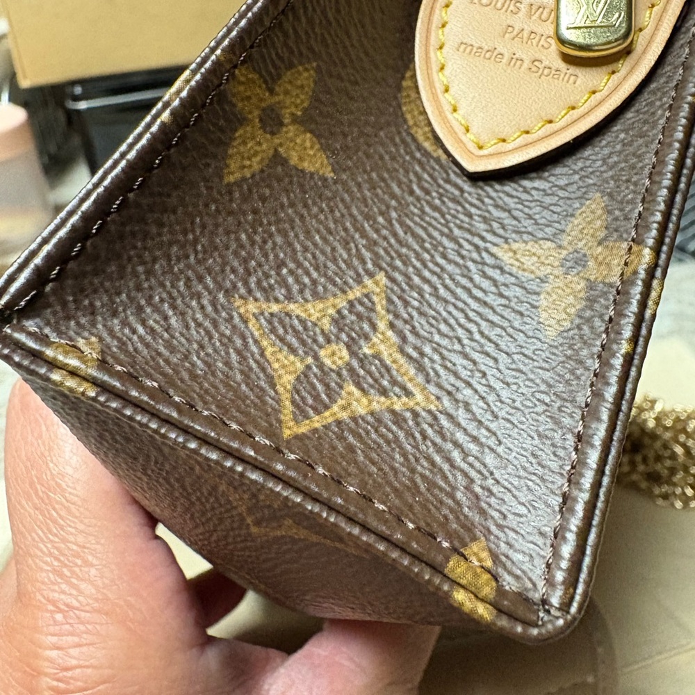 discontinued LV toiletry 19 pouch - Picture 13 of 15